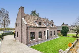 Deze zéér ruime, degelijke woning is gelegen op een mooi perceel van 7a33ca. Indeling gelijkvloers: inkomhal, ruime woonkamer met open haard, open...