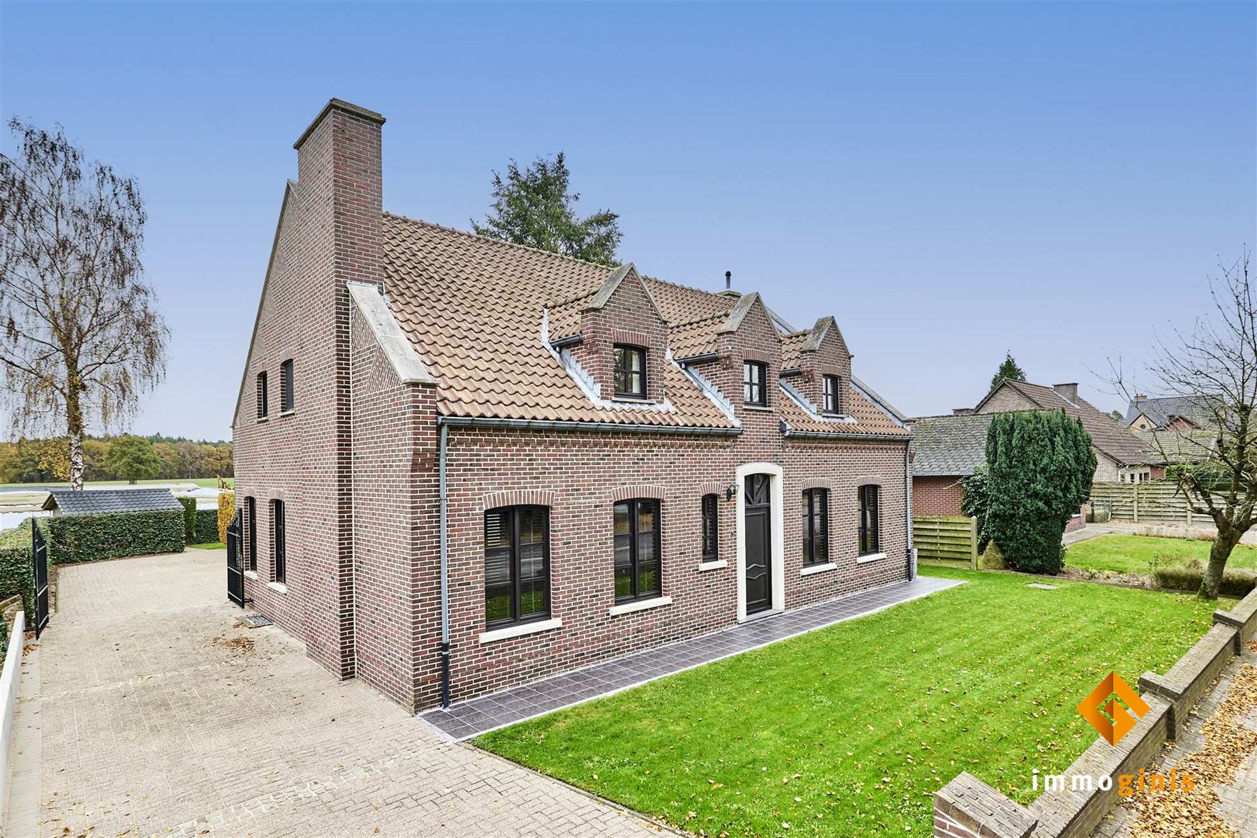 Zéér ruime woning met dubbele inpandige garage op mooi perceel van 7a33ca. - foto 1