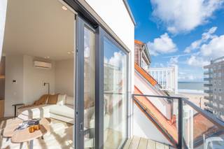 Zeer recent gebouwd en luxueus afgewerkt duplex-appartement met adembenemend panoramisch uitzicht op de zee.Indeling: hal met een gastentoilet,...