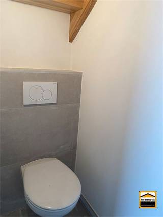 Volledig gerenoveerde woning met 3 slaapkamers en mooie tuin Deze mooie gezinswoning ligt langs de groene berm van de Vilsterbron endus op...