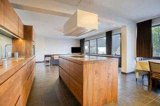 Uitzonderlijk ruim wonen op een toplocatie in het centrum van Hasselt. <br /><br />Bent u op zoek naar ruimte, licht en comfort in het centrum van de stad? Dit indrukwekkende appartement op het Torenplein 2 bus 2 biedt met een oppervlakte van maar liefst 192 m2 een zee aan mogelijkheden. Gelegen in de bruisende kern van Hasselt, vindt u winkels, restaurants, cafés en scholen op wandelafstand. <br /><br />Bij binnenkomst via de inkomhal ervaart u direct het ruime gevoel. De leefruimte is dankzij de grote raampartijen voorzien van veel natuurlijk licht. In de leefruimte is er een open keuken voorzien met kookeiland: de ideale plek voor wie van koken en gezelligheid houdt. <br /><br />Het appartement beschikt over maar liefst 4 ruime slaapkamers. De master bedroom is uitgerust met aansluitend een dressing en badkamer. Verder is er een praktische bergruimte met aansluiting voor wasmachine en droogkast. <br /><br />Het zeer grote terras is een uniek pluspunt; hier geniet u in alle rust van het uitzicht op de vijver, midden in de stad. Ondanks het bouwjaar (1974) is het pand uitstekend onderhouden en zeer energiezuinig met een gunstig EPC-label B. <br /><br />Kortom: een uniek pand met enorm potentieel voor wie droomt van ruim wonen op een absolute toplocatie in het centrum van Hasselt ! <br /><br />Heeft u interesse, dan is dit pand zeker een bezoek waard ! <br />
