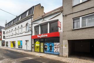 Ce bâtiment commercial polyvalent a une superficie construite d'environ 80 mètres carrés au rez-de-chaussée.Un escalier fixe mène au premier étage,...