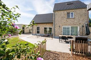 <p>Gelegen aan de Moerstraat tussen Kaprijke en Bentille vindt u deze halfopen woning die bij uitstek perfect is voor wie op zoek is naar een eigendom op een ruim perceel. De woning zelf biedt een bewoonbare oppervlakte van 155 m² en staat op een mooi perceel van 1053 m² met prachtige open zichten achteraan. De woning onderging een totaalrenovatie in 2004, wat ervoor gezorgd dat het huis in goede staat verkeert met een comfortabel EPC B label.<br /><br />Er is een vlotte verbinding richting Sint-Laureins, Eeklo en Kaprijke zodat u dicht bij alle nodige voorzieningen bent.<br /> </p>
<p>Bij binnenkomst treft u een uitnodigende woonkamer met parketvloer die naadloos overgaat in de praktisch ingerichte keuken. Vanuit de woonkamer en de keuken heeft u een mooi open zicht over de achterliggende weilanden. De woning beschikt over drie comfortabele slaapkamers, waarvan 2 op het eerste verdiep en 1 in het dakverdiep. De badkamer is goed uitgerust en beschikt over alle nodige comfort zoals een ligbad, douchecabine, toilet en meubel. Daarnaast is er buiten een handige aparte garage met aparte oprit, een ruime tuin en mooi aangelegd zuidoost gericht terras.<br /><br />Deze woning is vrij bij akte!<br /><br />Maak uw afspraak en kom deze eigendom met uw eigen ogen ontdekken:<br />Vastgoed@aclea.be - 09/377 31 77</p>