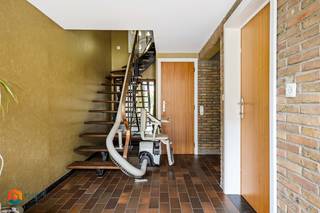 Op een uitstekende locatie te Koningslo (Vilvoorde) bevindt zich deze instapklare woning met 4 slaapkamers, tuin en inpandige garage. U bevindt zich hier in een rustige omgeving, op fietsafstand van het centrum met zijn winkels, scholen, gezellige horecazaken en het openbaar vervoer.<br /><br />We betreden de woning via de inkomhal met een apart gastentoilet. Op de eerste verdieping bevindt zich de leefruimte, dewelke kan worden ingericht met een eetkamer en gezellige zithoek rond de open haard. Aangrenzend bevindt zich de vernieuwde keuken, voorzien van de voornaamste toestellen. Via de nachthal op de tweede verdieping heeft u toegang tot de 4 slaapkamers en de badkamer, uitgerust met een lavabo, toilet en douche. De zolder biedt overigens nog extra opbergruimte. <br />Tot slot beschikt de woning over een ruime inpandige garage met achterliggende berging/wasplaats. <br />In de leuke tuin met terras kan u steeds in alle rust en privacy genieten van het mooie weer.<br /><br />Dit is een uitstekende opportuniteit als u op zoek bent naar een instapklare woning met 4 slaapkamers te Koningslo. Contacteer ons voor meer informatie op 0479 13 63 69 of neem een kijkje op www.boonstravastgoed.be .<br /><br />Bijzonderheden:<br />- Gezellige tuin<br />- 4 slaapkamers<br />- Ruime inpandige garage<br />