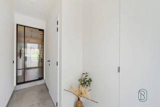 <p></p><p>Stijlvol wonen in hartje Avelgem! Mooie nieuwbouwwoning met 3SLK, 2BDK en tuin! Centraal gelegen in de nabijheid van scholen, winkels en openbaar vervoer.<br />Een ideale thuis voor wie comfortabel en energiezuinig wil wonen op een vlot bereikbare locatie.<br />Extra troef: Mogelijkheid tot aankoop aan 6%BTW (indien voldaan aan voorwaarden).</p><p>Indeling: inkom met apart toilet, een aangename lichtrijke leefruimte die rechtstreeks uitgeeft op de zuidwestgerichte tuin. De open, volledig geïnstalleerde keuken met kwalitatieve SMEG-toestellen sluit perfect aan op de leefruimte en wordt aangevuld met een praktische berging/wasplaats. Op de eerste verdieping bevinden zich de overloop, moderne badkamer (lavabo en inloopdouche), apart toilet en 2 ruime slaapkamers. De tweede verdieping werd volledig ingericht als een stijlvolle masterbedroom met eigen badkamer (lavabo en inloopdouche) en ruime dressing. Eveneens beschikt de woning over een praktische zolderruimte en een volledig aangelegde tuin.</p><p>Troeven: instapklare nieuwbouwwoning, afwerking met kwalitatieve materialen, energiezuinig (A), 7 zonnepanelen, vloerverwarming op aardgas, dubbele beglazing, conforme elektriciteit, mogelijkheid tot aankoop aan 6% BTW</p><p>Interesse in deze prachtige woning?<br />Plan vandaag nog uw bezoek via afspraak met Immo Beguin: tessa@immobeguin.be</p>