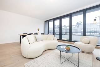 <span><strong>Laeken</strong></span> : Grand appartement de 2 chambres de 114 m² loué à 1.400 €/mois (hors charges) avec un bail de 18 mois. L'appartement est situé dans une petite copropriété neuve (24) située au calme dans une RUE SANS VOITURES. Construit pour l'avenir avec des panneaux solaires partagés et uniquement des appartements à haute performance énergétique (PEB B). Rendement immédiat garanti. Cave (3.000 €), parking en option. L’offre inclut également la gestion locative complète pendant 2 ans (gestion administrative, technique et financière) : un atout majeur pour tout investisseur souhaitant profiter d’un revenu locatif sécurisé sans aucun souci de gestion. Un placement immobilier serein, sans tracas, dans un quartier en pleine évolution. Vente soumise aux droits d'enregistrement (12,5%) sur la valeur du terrain et à la TVA (21%) sur la valeur de la construction. Plus d'informations exclusivement via TREVI !<br /><br /><br />
<ul>
<li>PEB A et B</li>
<li>De grandes pièces</li>
<li>Cave et parking en sus</li>
</ul>