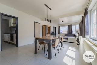 AALST - Bent u op zoek naar een instapklaar appartement op een toplocatie? Dan is dit ruime appartement op de eerste verdieping, gelegen in het hart van Aalst, zeker een bezoek waard.<br /><br />Gelegen in een kleinschalig gebouw, geniet u hier van een centrale woonomgeving met geen gemeenschappelijke kosten. Bovendien is er geen syndicus, wat een extra financiële troef is.<br />Het appartement beschikt over een inkomhal met berging en apart toilet, een ruime en lichtrijke leefruimte, een ingerichte keuken, twee volwaardige slaapkamers, een badkamer met douche. Daarnaast is er een praktische kelderberging, ideaal voor extra opslagruimte.<br />Dankzij de centrale verwarming op aardgas, dubbele beglazing en het gunstige EPC-label B woont u comfortabel én energiezuinig.<br /><br />De ligging in het centrum van Aalst is ideaal: winkels, scholen, horeca en openbaar vervoer bevinden zich op wandelafstand, waardoor u alle dagelijkse voorzieningen binnen handbereik heeft.<br /><br />Kortom: Een ideale woning voor starters, koppels of als interessante investering.<br /><br />Meer info of bezoek: 053/60.65.60<br /><br />De vermelde prijs is een richtprijs. Na ontvangst van de biedingen zal de verkoper beslissen of hij/zij de eigendom verkoopt aan het beste bod. De richtprijs is aldus niet bindend voor de verkoper. Voor meer info kunt u ons contacteren of het reglement raadplegen op onze website.