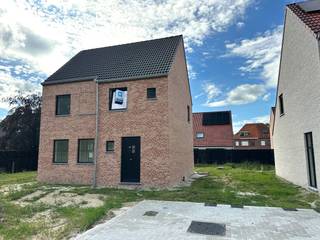 Deze alleenstaande bebouwing heeft een gunstige locatie met de E403 en E40 in de nabijheid, wat vlotte verbindingen garandeert.<br />Profiteer anderzijds van een lichtrijke woning met alle voorzieningen in de buurt.<br /><br />Gelijkvloers: inkomhal met apart gastentoilet, lichtrijke leefruimte met open keuken en een aparte berging. <br />Verdieping: nachthal met apart toilet, 3 ruime slaapkamers en badkamer met ligbad, douche en dubbel lavabomeubel. <br />Zolder te bereiken via een zolderluik. <br /><br /><strong>Troeven van de woning: </strong>
<ul>
	<li>Lucht-water warmtepomp met vloerverwarming </li>
	<li>Twee volwaardige bouwlagen (geen schuin dak in de slaapkamers)</li>
	<li>Regenwaterput 10.000 liter (aangesloten op buitenkraantje, toiletten en wasmachine)</li>
	<li>E20, zonnepanelen </li>
	<li>Parky in de nachthal en slaapkamers</li>
	<li>Volledig geschilderd en voorzien van verlichting</li>
</ul>
Heb je interesse in deze alleenstaande nieuwbouwwoning? Neem vrijblijvend contact met ons op voor meer informatie of een bezichtiging. 