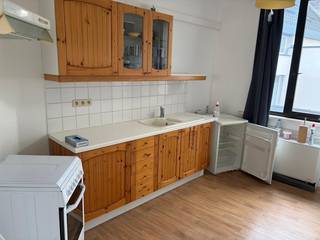 Instapklare studio op de 1eV  bestaande uit: een woonkamer, een ingerichte keuken met aansluiting wasmachine en een klassiek ingerichte badkamer...