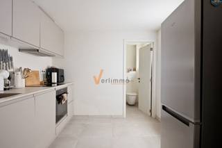 <p><span>Instapklaar & stijlvol appartement voor starters in Schoten!</span></p><p><span>Ben jij op zoek naar je </span><span>eerste eigen plek</span><span> of een slimme investering? Dan is dit </span><span>volledig gerenoveerde appartement (2024)</span><span> exact wat je zoekt!</span></p><p><span>Gelegen op de </span><span>2de verdieping (zonder lift)</span><span> ideaal voor wie geen schrik heeft van een trapje en houdt van een actievere levensstijl vind je dit </span><span>lichtrijk en modern appartement</span><span>.</span></p><p><span>De </span><span>ruime woonkamer </span><span>geeft je een instant "thuis gevoel" een super praktische</span><span> keuken</span><span> met aparte eethoek, moderne badkamer en de ruime slaapkamer maakt dit appartement compleet.</span></p><p><span>In het kort:<br /></span><span>1 ruime slaapkamer</span><span><br /></span><span>Moderne badkamer met inloopdouche en toilet</span><span><br /></span><span>Elektriciteit conform</span><span><br /></span><span>EPC-label D<br />Asbestveilig<br />Geen lift -> lage vaste kost </span></p><h3><span>Waarom dit jouw match is:</span></h3><p><span>Volledig vernieuwd gewoon verhuizen en genieten !<br />Perfect voor starters of jonge koppels<br />Centrale ligging nabij winkels, openbaar vervoer en verbindingswegen</span></p><p><span>KIJKDAG OP ZATERDAG 25 APRIL 2026, snel inschrijven is de boodschap !</span></p><p><span>Klaar om je eerste eigen stek te bemachtigen? Contacteer </span><span>Verlimmo </span><span>en plan je bezoek: <span>www.verlimmo.be</span></span><span> of 03 658 95 58</span></p><p><span>*De vermelde bewoonbare oppervlakte is gebaseerd op de bruikbare vloeroppervlakte zoals vermeld op het EPC-verslag</span></p><p><span> </span></p><p><span> </span></p><p><span> </span></p>