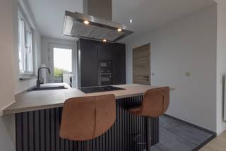 <p>Gerenoveerde woning met drie slaapkamers, studio, werkplaats en ruime tuin.</p><p></p><p>Gelegen nabij openbaar vervoer en invalswegen, is deze instapklare en energiezuinige woning onmiddellijk bewoonbaar.</p><p></p><p>Op het gelijkvloers is een open leefruimte met nieuwe, volledig geïnstalleerde keuken terug te vinden, aangevuld met een verzorgde douchekamer met inloopdouche, wasmeubel en toilet.</p><p>Via de achterdeur is er toegang tot het terras en de ruime tuin met prachtig groenzicht. Vanuit de leefruimte is ook de kelder bereikbaar.</p><p></p><p>Op de eerste verdieping bevinden zich twee ruime slaapkamers. De afgewerkte zolderverdieping omvat de grootste slaapkamer, vlot bereikbaar via een vaste trap.</p><p></p><p>Doorheen de woning zijn inbouwspots, verzorgde schilderwerken, kwalitatieve ramen met dubbele beglazing en recente radiatoren aanwezig.</p><p></p><p>Bijzondere troeven zijn de volledig afgewerkte studio met leefplaats, kitchenette en douchekamer met toilet, ideaal als extra kamer, thuiskantoor of hobbyruimte, en een extra stockageruimte van circa 40m² achter het terras, geschikt als werkplaats, tuinberging of stockage.</p><p></p><p>Dankzij een gunstige EPC score en conforme elektrische installatie is deze woning volledig instapklaar.</p>