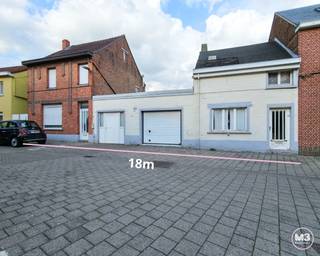 Op zoek naar een interessante ontwikkelingsopportuniteit op een absolute toplocatie? In de Barelstraat, pal in het centrum van Bornem, bieden we drie naast elkaar gelegen woningen aan die samen een bijzonder mooi potentieel vormen voor herontwikkeling.<br />Met een gezamenlijke straatbreedte van maar liefst ca. 18 meter biedt deze eigendom tal van mogelijkheden. Denk aan de realisatie van meerdere nieuwe woningen of – mits het verkrijgen van de nodige vergunningen – een kleinschalig meergezinsproject.<br />Een bijkomende en bijzonder interessante troef is dat er mogelijkheid bestaat om achterliggende grond mee aan te kopen, waardoor de ontwikkelingsmogelijkheden verder kunnen worden uitgebreid.<br />De centrale ligging maakt het plaatje compleet. Winkels, horeca, scholen, openbaar vervoer en het station bevinden zich vlakbij, terwijl ook sport, cultuur en groen vlot bereikbaar zijn. Een locatie waar toekomstige bewoners kunnen genieten van het comfort van wonen in het centrum én van alles wat Bornem te bieden heeft.<br />Een zeldzame opportuniteit voor projectontwikkelaars, investeerders of bouwprofessionals die op zoek zijn naar een strategisch gelegen site met potentieel.<br />Interesse in de mogelijkheden van deze locatie? Contacteer M3 makelaars voor meer informatie en ontdek samen met ons het potentieel van deze eigendom.<br />