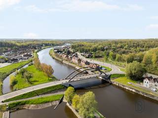 Perfect gelegen in het hart van het dorp Antoing, bestaat deze charmante rijwoning, die enkele opfrissingswerken vereist maar ideaal kan zijn...