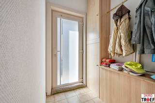 <p>Deze gezellige gezinswoning is rustig gelegen vlakbij het centrum van Lebbeke en in onmiddellijke nabijheid van winkels, scholen, openbaar vervoer,... . De woning bestaat op het gelijkvloers uit een ruime inkomhal met vestiaire, een gezellige leefruimte, een badkamer met wastafel en inloopdouche, een vernieuwde leefkeuken met toilet en toegang tot een praktische opberg-en wasplaats. Vervolgens is er een gezellig terras met tuin, oprit en carport. Op de eerste verdieping is er een nachthal en zijn er 3 ruime slaapkamers. Tot slot is er een opbergzolder aanwezig. TROEVEN: instapklare woning, geen renovatieplicht: EPC D, asbestveilig, gevels geïsoleerd, ramen, keuken en badkamer reeds vernieuwd, voldoende parkeerplaats dankzij carport en oprit. Vragen, info of een bezoek? Contacteer Charlotte van IMMO TROEF: 052 52 52 00 of info@immotroef.be</p>