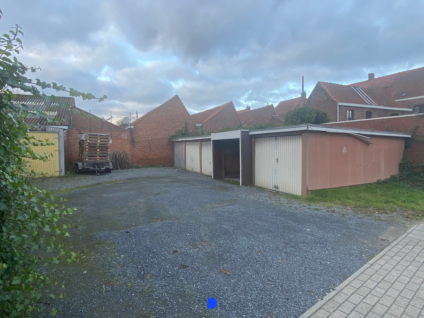 Perceel (bouw)grond met garages - foto 3