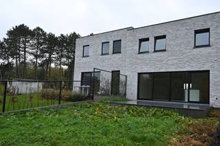 <p>Deze nieuwbouwwoning combineert hedendaags wooncomfort met een vooruitstrevende energie-efficiëntie. Dankzij het negatief E-peil woon je bijzonder zuinig, met een minimaal  energieverbruik en een maximaal wooncomfort. Deze BEN-woning is uitgerust met de nieuwste duurzame technologieën, waaronder zonnepanelen, een warmtepomp, ventilatiesysteem D met warmterecuperatie, 3-dubbele zonwerende beglazing, regenwaterrecuperatie en een aansluiting voor een laadpaal.<br /><br />Bij het binnenkomen van de woning kom je in de inkomhal met gastentoilet, die toegang geeft tot een lichtrijke leefruimte met eetgedeelte en een prachtig zicht op de tuin. De grote raampartijen zorgen voor een overvloed aan natuurlijk licht en creëren een aangename woonbeleving. De volledig ingerichte moderne keuken, uitgerust met kwalitatieve toestellen heeft een aansluitende berging/wasplaats die tevens dienst doet als technische ruimte.<br /><br />Op de eerste verdieping bevinden zich drie slaapkamers, een berging, een dressing en een badkamer met bad en douche. <br /><br />Buiten geniet je van een volledig omheinde oost gerichte tuin met terras waar je in alle rust kan ontspannen. Voor de wagens zijn twee parkeerplaatsen voorzien. <br /><br />EPC -14 kWh/m²- label A+<br />Grondwaarde: 112.000€ + 12% registratierechten + constructiewaarde: 368.000€ + 21% BTW<br />WGlk-Gdv-Gvv-Gvkr</p>