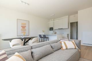 VERLAAGD IN PRIJS – van € 351.820 naar € 302.000Nu fors verlaagd in prijs! Dit instapklare appartement biedt uitzonderlijk veel buitenruimte en een...