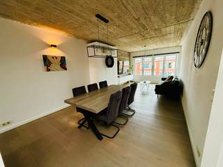 <p>Instapklaar appartement te koop in een aangename woonwijk in Deurne op wandelafstand van de Bosuil, supermarkt, lekkere Thai en een tramverbinding richting Antwerpen Stad.<br />Totaalrenovatie van het appartement werd gedaan in 2016<br />Totaaloppervlakte van het appartement bedraagt 89m2</p><p>Het betreft een ruim appartement dat in gevoel verstrekt wordt door haar ramen op 2 zeiden. Twee slaapkamers, één badkamer, twee kelderruimtes, een verzorgde VME. Vooral de naakte plafond is speels en geeft het appartement een ander gevoel dan de standaard.</p><p>Mogelijkheid tot overname huurgarage.</p><p>Zeer lage gemeenschappelijke kost.</p>