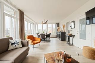 <p><strong>De Panne: Gerenoveerd 2-slaapkamerappartement te koop, op wandelafstand van het strand!</strong><br /> </p>
<p>Bent u op zoek naar een gezellig, instapklaar appartement op enkele stappen van de zee? Dit ruime en lichtrijke 2-slaapkamerappartement is gelegen in de kleinschalige en goed onderhouden Residentie KRAKEZAND, vlakbij de Esplanade van De Panne en het strand. Het gebouw wordt uitstekend onderhouden en zonder syndicus beheerd, wat resulteert in lage jaarlijkse kosten.<br /> </p>
<p><strong>Indeling:</strong><br />Het appartement beschikt over een inkomhal met vestiaire, een aangename, zongerichte woonkamer, een volledig ingerichte keuken, twee volwaardige slaapkamers, een moderne badkamer met inloopdouche en een apart toilet. Daarnaast is er een praktische berging en kelderruimte. De mogelijkheid bestaat om een afgesloten garage aan te kopen in de residentie.</p>
<p><strong>Troeven:</strong></p>
<ul><li>Instapklaar en recent gemoderniseerd</li><li>Toplocatie, op wandelafstand van de Esplanade en het strand</li><li>Goed onderhouden residentie met lage vaste kosten (geen syndicus)</li><li>Garage mogelijk in de residentie (meerprijs €45.000)</li><li>Gemeenschappelijk platte dak reeds vernieuwd en geïsoleerd</li></ul>
<p>Bent u op zoek naar een comfortabel appartement aan zee, ideaal als vaste woonst, tweede verblijf of investering?</p>
<p>Meer informatie of een bezoek aanvragen? Contacteer Frederick via <strong>058/22.41.70</strong>.</p>
<p> </p>