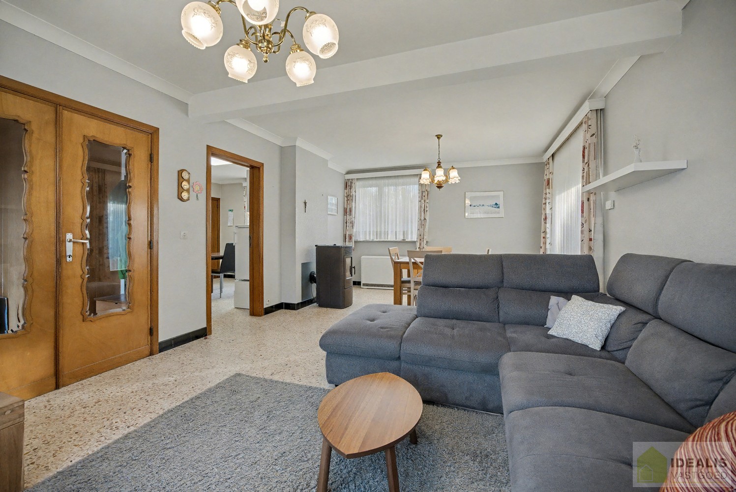 IDEALIS VASTGOED - Nabij het groen gelegen woning met een bewoonbare oppervlakte van + -125m² op een perceel van 7a59ca! Het betreft een zeer centraal gelegen woning t.o.v. grote steden als Leuven, Brussel, Antwerpen en Hasselt die vlot bereikbaar zijn do - foto 4
