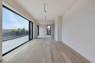 Exclusief penthouse met breed zuidterras – 2 slpks, 2 badk. – centrum Merelbeke In dit stijlvolle nieuwbouwproject op de historische tramsite...