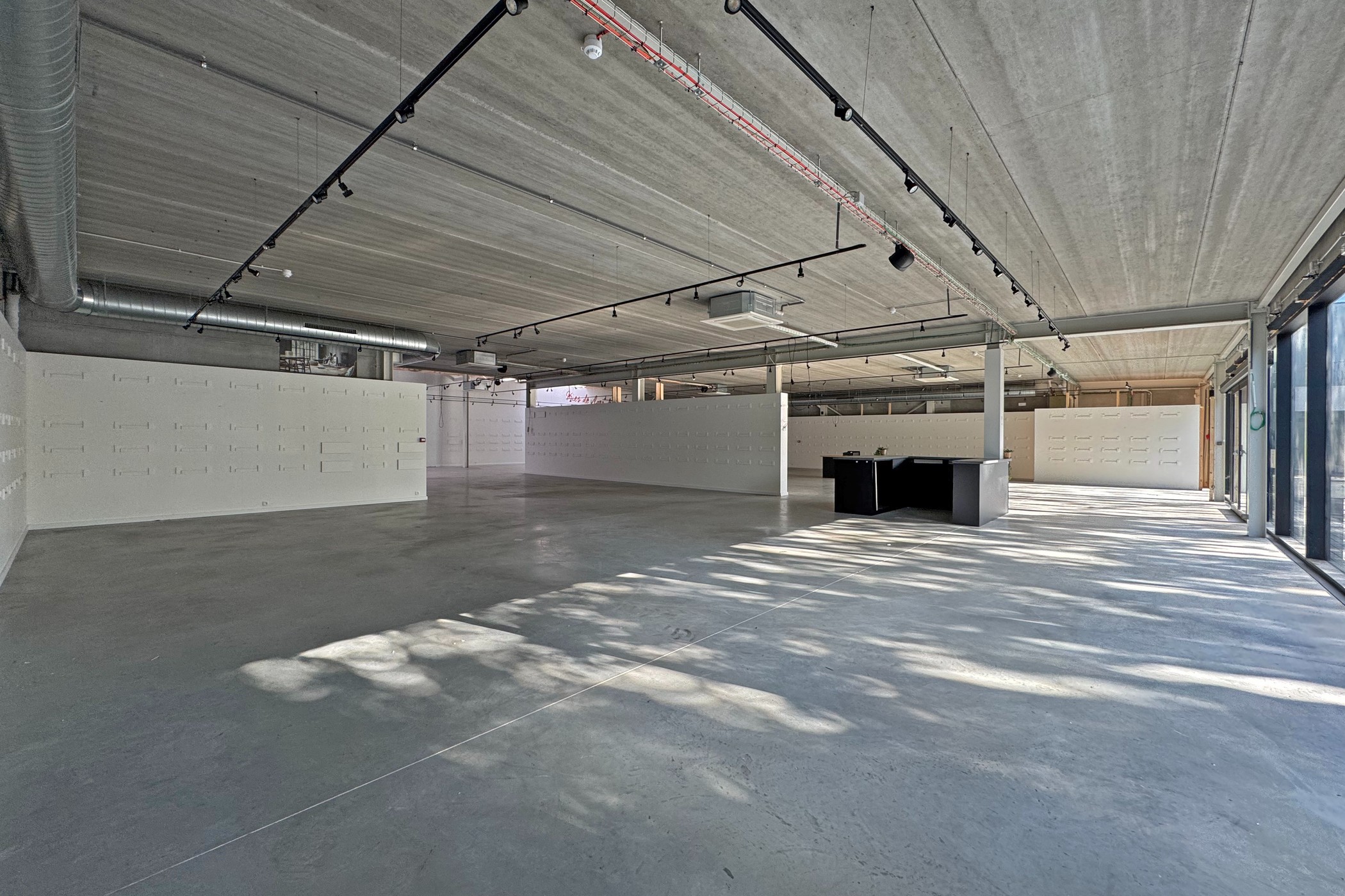 Te huur: gloednieuwe handelsruimte van 768 m² nabij afrit R4 - photo 4