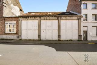 Magazijn van 180 m² met tuin in Leuze – ideaal voor vakman of zelfstandige. Gelegen in Leuze, vlakbij belangrijke invalswegen, ontdekt u dit...