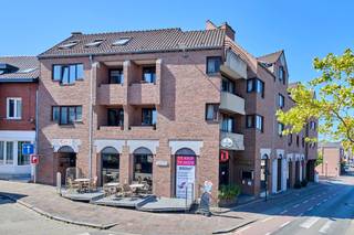 <h1>Handelspand met tal van commerciële mogelijkheden op toplocatie in Genk</h1>
<p><strong>Hoogstraat 16, 18 en 20 – 3600 Genk</strong></p>
<p>Op een <strong>centrale en commercieel interessante locatie in Genk</strong> bevindt zich dit veelzijdige handelspand, bestaande uit drie aansluitende huisnummers en goed voor een totale vloeroppervlakte van circa <strong>790 m²</strong>, aangevuld met een kelderruimte van ongeveer <strong>100 m²</strong>.</p>
<p>Het pand was voorheen uitgebaat als het gekende restaurant <strong>Lorraine</strong> en beschikt nog steeds over een <strong>volledig uitgeruste professionele keuken</strong>, waardoor het uitermate geschikt is voor een horecazaak. Dankzij de ruime indeling en de verschillende afzonderlijke functies biedt het geheel echter ook tal van mogelijkheden voor andere commerciële activiteiten.</p>
<h3>Restaurant & professionele keuken</h3>
<p>Het voormalige restaurantgedeelte beschikt over een ruime commerciële inrichting en een <strong>uitgeruste keuken</strong>, waardoor een snelle heropstart van een horecaconcept mogelijk is. De aanwezige voorzieningen vormen bovendien een interessante basis voor een restaurant, brasserie, traiteurzaak of andere horecagerelateerde activiteit.</p>
<h3>Afgesloten feestzaal</h3>
<p>Een bijkomende troef is de <strong>afgesloten feestzaal</strong>, die volledig is uitgerust en afzonderlijk gebruikt kan worden. De ruimte beschikt onder meer over:</p>
<ul>
<li>
<p>Ingebouwde frigo's</p>
</li>
<li>
<p>Een volledig uitgeruste toog</p>
</li>
<li>
<p>Ruime zit- en feestmogelijkheden</p>
</li>
<li>
<p>Een afzonderlijke en afsluitbare inrichting&toegang</p>
</li>
</ul>
<p>Deze ruimte kan eveneens <strong>afzonderlijk gehuurd worden voor feestjes, evenementen en privégelegenheden</strong>, wat bijkomende commerciële mogelijkheden biedt.</p>
<h3>Winkelruimte / showroom</h3>
<p>Naast het horecagedeelte is er tevens een ruime <strong>winkel- en showroomruimte</strong> aanwezig. Deze kan perfect worden aangewend voor retail, showroomactiviteiten, dienstverlening of een combinatie van verschillende commerciële functies.</p>
<p>De aanwezigheid van de drie huisnummers <strong>Hoogstraat 16, 18 en 20</strong> weerspiegelt dan ook de veelzijdige indeling en de verschillende gebruiksmogelijkheden van het pand.</p>
<h3>Troeven</h3>
<ul>
<li>
<p>Totale vloeroppervlakte: circa <strong>790 m²</strong></p>
</li>
<li>
<p>Kelder</p>
</li>
<li>
<p>Drie aansluitende handelspanden: <strong>Hoogstraat 16, 18 en 20</strong></p>
</li>
<li>
<p>Voormalig restaurant Lorraine</p>
</li>
<li>
<p>Professioneel uitgeruste keuken</p>
</li>
<li>
<p>Afgesloten en volledig uitgeruste feestzaal</p>
</li>
<li>
<p>Ingebouwde frigo's en toog</p>
</li>
<li>
<p>Ruime winkel-/showroomruimte</p>
</li>
<li>
<p>Tal van commerciële invullingsmogelijkheden</p>
</li>
<li>
<p>Geschikt voor horeca, retail, evenementen, showroom of combinatie van functies</p>
</li>
</ul>
<p><strong>Een bijzonder veelzijdig commercieel pand met een ruime oppervlakte en verschillende gebruiksmogelijkheden, gelegen op een centrale locatie in Genk.</strong></p>
<p>Voor meer informatie of een bezoek ter plaatse info@jansenrealestate.be of 011/39 90 50</p>