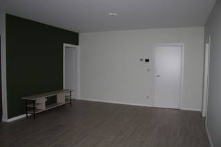 Dit recent appartement is gelegen aan de achterzijde van het gebouw en omvat: Inkomhal, leefruimte met veel lichtinval, open keuken, 2 slaapkamers, badkamer, berging, privétuin met ruim terras en toegangspoort, 2 parkeerplaatsen aansluitend aan de tuin. Achteraan het gebouw is een gemeenschappelijke tuin en fietsenberging aanwezig. Het appartement is gelegen in een doodlopende straat (zeer rustig gelegen). Het gaat hier over een energiezuinig appartement. De bereikbaarheid naar zowel Lier centrum als de E313 zijn optimaal. Momenteel is het appartement nog verhuurd. <br /><br />Voor meer informatie en/of afspraak: patrik@ampvastgoed.be en/of ginda@ampvastgoed.be en 0465/00.40.45 of 0465/00.40.44
