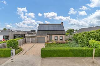<p>In de Nachtegaalstraat te Deinze bevindt zich deze charmante villa. </p><p>De woning is gelegen in een rustige buurt, terwijl winkels, scholen, sportfaciliteiten, openbaar vervoer en het centrum van Deinze zich op korte afstand bevinden. </p><p>Bovendien zorgen de nabijgelegen invalswegen voor een vlotte verbinding richting Gent, Kortrijk en de E17.</p><p></p><p>Bij het binnenkomen wordt u bevindt u zich in de inkomhal met een apart gastentoilet. </p><p>Van hieruit bereikt u de lichtrijke woonkamer, die aansluit op de keuken. </p><p>Een aangename leefruimte voor het hele gezin. </p><p>Verder beschikt het gelijkvloers over een inpandige garage en extra berging, wat zorgt voor heel wat praktische opbergruimte.</p><p></p><p>Op de eerste verdieping bevinden zich 3 volwaardige slaapkamers, een badkamer en een bijkomende berging. </p><p>Daarnaast beschikt de woning over een zolderverdieping die kan dienen als extra opslagruimte.</p><p></p><p>Ook buiten heeft deze woning heel wat te bieden waaronder een carport. </p><p>De ruime tuin vormt een heerlijke plek om in alle rust te genieten van het buitenleven. </p><p>Achteraan bevinden zich het grote tuinhuis en extra bergplaats, ideaal voor het opbergen van tuinmateriaal, fietsen of andere.</p><p>Dankzij de rustige ligging, de praktische indeling en de ruime buitenomgeving vormt deze woning een uitstekende opportuniteit voor gezinnen of iedereen die op zoek is naar comfortabel wonen in een groene en goed bereikbare omgeving.</p>