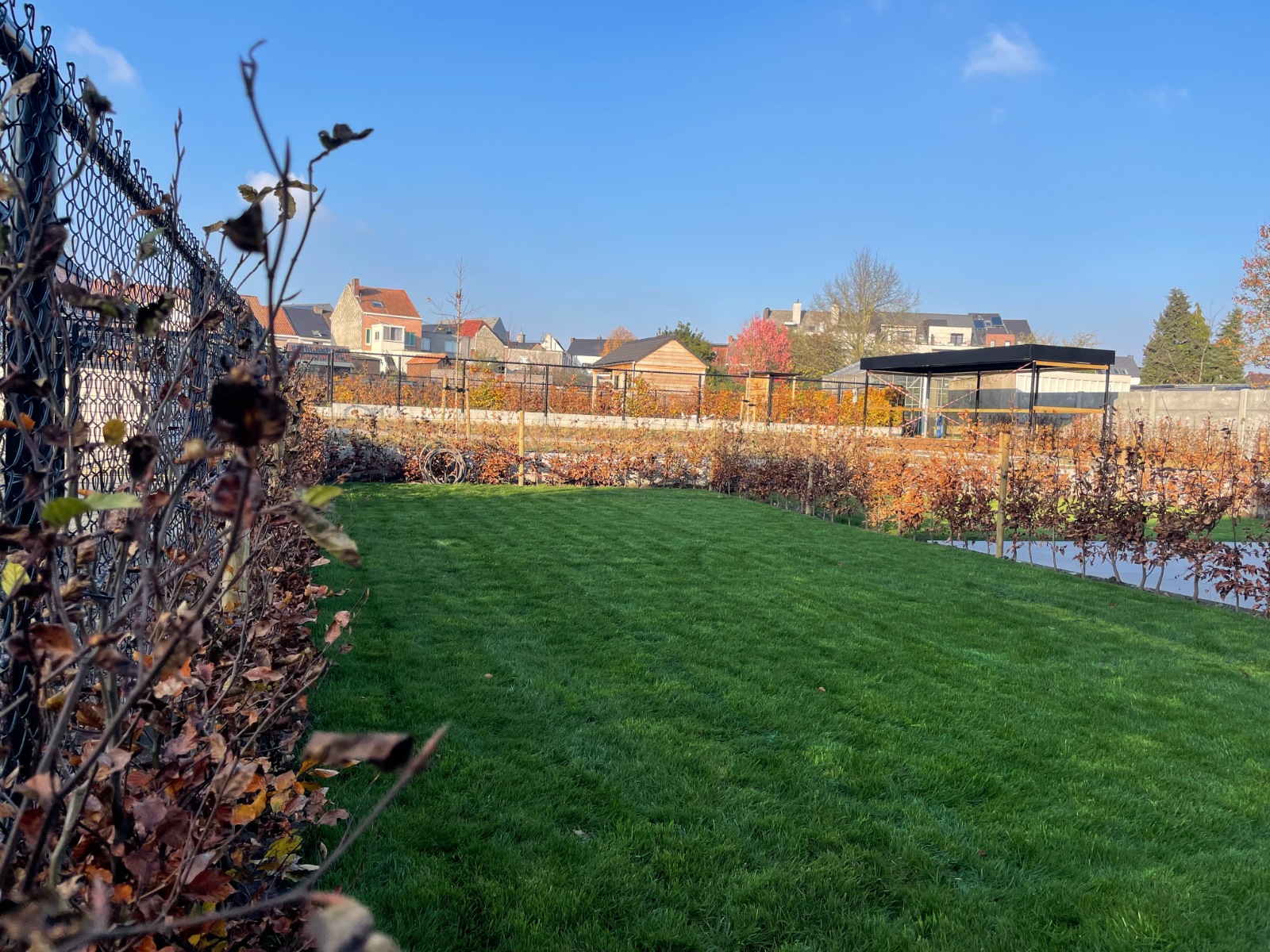 Net opgeleverd ruim nieuwbouwappartement met 2 slaapkamers en tuin in het centrum van Bornem. - photo 1