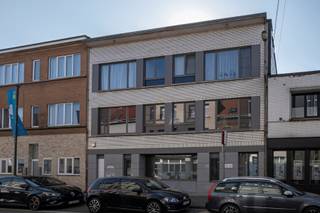 Luxueus gerenoveerd, zeer ruim appartement gelegen op 1e verdieping, in het centrum van Hoboken, dichtbij winkels en openbaar vervoer. <br /><br />Indeling: <br />Inkomhal met ingemaakte kasten, ruime living (30m²), aparte volledig ingerichte keuken met toestellen (oven, koelkast, kookvuur, dampkap, vaatwasser), moderne badkamer met prachtige inloopdouche, 2 grote slaapkamers (14m² en 12m²), apart toilet, grote berging met aansluiting wasmachine, zonnig terras. <br /><br />Bijzonderheden:<br />Beschikbaar vanaf 1 oktober.<br />Maandelijkse kosten € 50 (voor 1 bewoner, en 75 € voor 2 bewoners voor verbruik water, en poetsen gang). <br />Huisdieren niet toegelaten. <br />Er zijn overal nieuwe ramen geplaatst met dubbele beglazing, nieuwe elektrische rolluiken aan de achterzijde, cv op gas met HR-ketel, nieuw dak. <br />1e verdieping, geen lift. <br />Wij zoeken voor dit appartement een rustige persoon, of rustig koppel zonder kinderen. <br />EPC score 136 kWh/m²: laag verbruik gegarandeerd. Gas en elektriciteit met eigen meters.