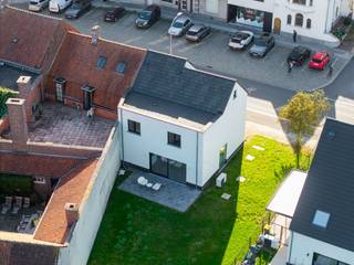 ==> ACTIE: t.w.v. 5.000 euro budget voor raamdecoratie bij AKTE UITERLIJK EIND 2026 ! ! <br /><br />Kwalitatieve en energiezuinige halfopen nieuwbouwwoning met inpandige garage en tuin op 555m².<br />Beneden is er een inkomhal met gastentoilet, L-vormige leefruimte met bureauhoek en volledig geïnstalleerde open keuken en een ruimte garage.<br />Boven zijn er 3 ruime slaapkamers, nachthal, een apart toilet en badkamer met ligbad, inloopdouche en dubbele lavabo.<br />De zolder is bereikbaar via een luik met plooitrap.<br /><br />De woningen worden energiezuinig gebouwd en voldoen aan het eisenpakket voor E-peil 20.<br />Buitenschrijnwerk in grafietzwart pvc, dubbel isolerende beglazing.<br />Verwarming via een lucht/water-warmtepomp, gelijkvloers en badkamer zijn voorzien van vloerverwarming. In de badkamer is er ook een extra handdoekradiator.<br /><br /> - ventilatiesyteem D<br /> - regenwaterput van 10.000L<br /> - 6 zonnepanelen<br /> - oprit aangelegd in grind<br /> - terras met terrastegels volgens handelswaarde lastenboek<br /> - perceel wordt omheind met draadafsluiting<br /> - tuin bezaaid met gras<br /> - garage met automatische sectionaalpoort<br /><br />Plannen en lastenboek beschikbaar.<br />Prijs inclusief architect, stabiliteitsingenieur, epb verslaggeving, veiligheidscoördinatie en ventilatieverslag.<br />Prijs exclusief registratie, notaris, btw en opmetingskost.<br /><br />Opsplitsing nettoprijzen: <br /> - grondwaarde 150.493 €<br /> - constructiewaarde 260.013 €<br /><br />- De woning werd volledig opgeschilderd, meerprijs: 11.993,81€ exclusief btw<br />- De 1e verdieping werd volledig voorzien van laminaat, meerprijs: 2.367,74 € exclusief btw