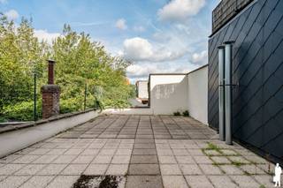 Gerenoveerd appartement met 2 slk en riant terras te centrum Lier. <br /><br />Algemeen:<br />- Recent gerenoveerd appartement<br />- Gelegen in het centrum van Lier<br />- Zeer groot terras van ca. 55 m²<br />- Keuring elektriciteit conform<br />- EPC B<br />- Asbestveilig<br /><br />Indeling:<br />- Hal met apart toilet en berging<br />- Leefruimte op parket met tal van raampartijen en veel lichtinval<br />- Geïnstalleerde keuken<br />- Badkamer met douche en lavabo<br />- 2 slaapkamers achteraan<br />- Riant terras achteraan<br /><br />Stedenbouwkundige info in aanvraag.