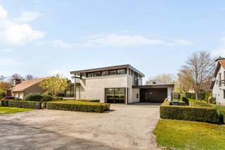 Prachtige moderne villa in landelijke en residentiële omgeving te Achel op perceel van 1.240 m² met mooi aangelegde tuin rondom. Gezellige,...