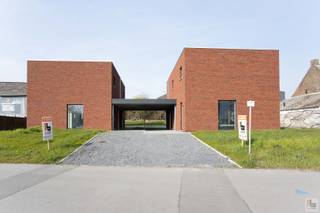 Energiezuinige nieuwbouwwoning (2025) met uitzonderlijke ruimte aan de jachthaven van Kerkhove<br />De woning is ideaal gelegen aan de jachthaven van Kerkhove, met een vlotte verbinding naar Oudenaarde en Avelgem. Ook voor fietsers is dit een toplocatie, dankzij het nabijgelegen jaagpad richting Doornik/Oudenaarde.<br />Laat u aangenaam verrassen door de ruime bewoonbare oppervlakte en de uitzonderlijke extra bergruimte: de woning is namelijk volledig onderkelderd (ca. 90 m²), wat tal van mogelijkheden biedt (opslag, hobbyruimte, fitness, …).<br /><strong>Indeling:</strong> inkom met apart toilet, ruime lichtrijke leefruimte met plaats voor eventueel bureau, eetplaats, mooie keuken met eiland en toegang tot het terras en tuin, berging. Op de verdieping zijn er 3 volwaardige slaapkamers, 4de slaapkamer/dressing, badkamer met inloopdouche en ligbad en een berging. <br /><br /><strong>Troeven: <br />- BEN WONING - korting op onroerende voorheffing<br />- Vloerverwarming - warmtepomp - 10 zonnepanelen<br />- ruime bewoonbare oppervlakte 180 m2 (excl. kelder) <br />- VOLLEDIG ONDERKELDERD (90m2)<br />- Gelegen aan de jachthaven, op en top vakantiegevoel<br />- Oprit en carport <br />- VEEL LICHT<br />- Volledig afgewerkt! <br />EPC LABEL A - 15 kWh/m2</strong><br /><br />Prijs exclusief BTW<br />Interesse? Contacteer Jens 0488 98 13 30 of jens@immoboss.be<br /><br />