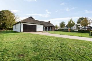 Landelijk gelegen, goed onderhouden laagbouwwoning met drie slaapkamers op ca. 1.615 m².Indeling en omschrijving:Op zoek naar rust en ruimte? Deze...