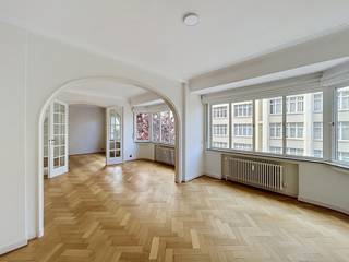<p><strong><span>IXELLES – ROND-POINT DE L’ÉTOILE | APPARTEMENT 1 CHAMBRE ±106 M²</span></strong></p>
<p><span>Au cœur du prestigieux Rond-Point de l’Étoile à Ixelles, à l’angle de l’avenue Ernestine et de l’avenue des Courses, découvrez cet élégant appartement situé au deuxième étage de la remarquable </span><strong><span>Résidence Ernestine</span></strong><span>.</span></p>
<p><span>Construite en 1936, cette résidence moderniste de caractère offre un cadre architectural remarquable, tout en bénéficiant d’une situation privilégiée au cœur d’Ixelles. L’immeuble dispose de </span><strong><span>deux ascenseurs aux normes</span></strong><span> ainsi que d’un </span><strong><span>service de conciergerie</span></strong><span>.</span></p>
<p><span>Développant une superficie de </span><strong><span>106 m² selon le PEB</span></strong><span>, l’appartement a été récemment rénové tout en conservant le charme de son époque, notamment grâce à son </span><strong><span>beau parquet présent dans les pièces de réception ainsi que dans la chambre</span></strong><span>.</span></p>
<p><span>Il se compose d’un agréable espace de vie, d’une cuisine, d’une chambre d’environ </span><strong><span>14 m²</span></strong><span> et des pièces d’eau. L’appartement est également proposé avec </span><strong><span>une cave privative</span></strong><span>. Au rez-de-chaussée de l’immeuble, un </span><strong><span>espace polyvalent pouvant servir d’atelier ou de local à vélos</span></strong><span> est également à disposition.</span></p>
<p><span>Situé dans un environnement particulièrement recherché, entre </span><strong><span>le quartier du Cimetière d’Ixelles, l’Abbaye de la Cambre et le Bois de la Cambre</span></strong><span>, le bien profite d’un cadre de vie à la fois verdoyant et animé. À proximité immédiate du </span><strong><span>campus du Solbosch</span></strong><span>, de l’</span><strong><span>avenue Louise</span></strong><span> et de ses nombreux commerces, ainsi que de la </span><strong><span>place Flagey</span></strong><span>, il bénéficie de toute l’effervescence et de la diversité qui font le charme d’Ixelles.</span></p>
<p><span>La localisation est également idéale pour les déplacements en transports en commun, avec notamment les lignes de tram </span><strong><span>8, 7 et 25</span></strong><span>, offrant des connexions rapides vers Louise, Roodebeek, le Heysel, Vanderkindere, Rogier et Boondael.</span></p>
<p><strong><span>Charges mensuelles : ±300 €</span></strong><br /><strong><span>PEB : F</span></strong></p>
<p><span>Un appartement de caractère alliant </span><strong><span>beaux volumes, rénovation récente, services de résidence et emplacement privilégié</span></strong><span>, au cœur d’un des quartiers les plus prisés d’Ixelles.</span></p>