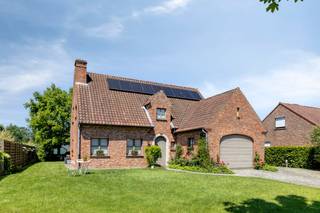 Kom en ontdek deze woning tijdens de Pre-sale op donderdag 11/06 van 17u30 tot 19u, maak nu je afspraak! Alleenstaand huis met 5 kamers te koop in Beveren-Leie. Het huis is gelegen op een mooi perceel van ca. 908m². Het huis beschikt over 5 kamers, aangename tuin en een aparte dubbele garage en is gunstig gelegen nabij de zavelputten te Beveren-Leie. INDELINGGelijkvloers:Inkomhal met gastentoilet - kamer 1/ bureau - leefruimte met houtkachel - ingerichte keuken - wasberging met douche - kelder - garage - aangename tuin - aparte dubbele garageEerste verdiep:Nachthal - slaapkamer 1 - slaapkamer 2 - slaapkamer 3 - slaapkamer 4 - badkamerZolder met valtrapALGEMENE INFO- Gunstig EPC B- Zonnepanelen- Isolatie dak en spouwmuren- Regenwater 10.000L* Eigendom beschikbaar vanaf 1/02/2028 mits bezettingsvergoeding €750/maand* Aktedatum uiterlijk 30/11/2026De eigendom wordt aangeboden via de Pre-sale formule. Op 11/06/2026 tussen 17:00 en 18:30 kan u de woning op afspraak komen bezichtigen en een bod uitbrengen. De vermelde prijs is een instelprijs. Voor meer info, gelieve contact op te nemen met de dossierverantwoordelijke.Bestuursmaatregelen in het maatregelenregister: nee