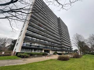 Appartement op centrale ligging in Merksem vlakbij winkels, openbaar vervoer, scholen,...Indeling van het appartement:Woonkamer: +/- 30m²...