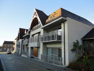 Dit charmant, recent appartement op de gelijkvloerse verdieping omvat inkom, toilet, living met terras, open volledig ingerichte keuken, berging,...