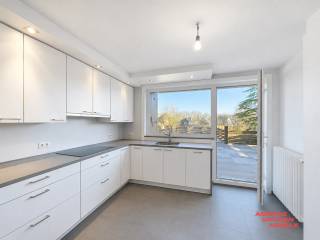 Zeer mooi gelegen appartement met open zicht op de Damse Vaart met indeling als volgt : Allereerst is er de inkom met vestiaire. De living is mooi rechthoekig ingedeeld en biedt een fantastisch zicht op het water. Deze is afgewerkt met een mooie grijze vloerbekleding, ingewerkte spots en voorzien van de nodige verwarmingselementen. <br />Er bevindt zich aansluitend één slaapkamer aan de voorzijde met daarnaast een instapklare badkamer met douche, lavabomeubel en wc. Via de hal begeeft u zich tot de keuken.<br />Deze werd eveneens volledig vernieuwd en voorzien van kookplaat, dampkap, vaatwas en ingebouwde koelkast. Alle kasten zijn in prima staat van onderhoud en de naastliggende berging is praktisch uitgerust met ingebouwde kasten. Er is tevens plaats voorzien voor een wasmachine. Naast de keuken is er nog één slaapkamer met zicht op de tuin. Dit appartement is momenteel verhuurd voor vaste bewoning.<br />Het appartement wordt verkocht na opmaak van de basisakte maar kan reeds gereserveerd worden.<br /><br />Troeven ;<br /><br />* EPC B- Label<br />* Geen lift - weinig onderhoudskosten <br />* Fenomenaal terras<br />* Elektriciteit conform<br />* Zicht op de Damse Vaart<br />* Schrijnwerk PVC <br /><br />Voor info bel : 050/333976 - 0476/270379 ( buiten kantooruren )