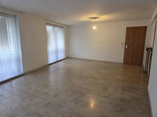 Centraal gelegen appartement te huur met 2 slaapkamers en parkeergelegenheid voor de deur.Indeling: inkomhal met apart toilet, een living, een...