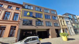 <p><span>Ruim appartement met 2 slaapkamers en hartje Borgerhout!</span></p><p><span>LIGGING: </span></p><p><span>Dit appartementsgebouw van 2008 met lift, is gelegen in de Canterbeke-site, een voormalige graandepot. </span></p><p><span>Je bent op wandel- en fietsafstand van het Centraal Station, Moorkensplein, Laar en het stadscentrum liggen een zucht verder.</span></p><p><span>Openbaar vervoer op enkele honderden meter, met de auto in een wip op singel en ring.</span></p><p><span>INDELING:</span></p><p><span>We komen dit appartement binnen in de inkomhal met apart toilet en cv berging, om vervolgens in een ruime leefruimte te komen met houten vloer. De grote raampartij geeft je enorm veel licht en zicht. Door deze schuiframen te openen, heb je een inpandig terras!</span></p><p><span>Een open en geïnstalleerde keuken met toestellen verruimt deze leefruimte nog extra. Aparte berging/wasplaats aanwezig. Aan de voorzijde van het appartement zijn er twee ruime slaapkamers waarvan een werd omgevormd tot half open bureau. Vervolgens is er nog een betegelde badkamer met lavabo, ligbad en bergkast.</span></p><p><span>Privatief keldertje en gezamenlijke fietsenberging.</span></p><p><span>KWALITEITEN:</span></p><p><span>> prima ligging</span></p><p><span>> ruim appartement met loft allure</span></p><p><span> </span></p>