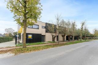 Lot 5 | Halfopen bebouwing | 3 slaapkamers
Deze halfopen woning biedt extra ruimte, zowel binnen als buiten. De open leefruimte geniet van veel natuurlijk licht en sluit aan op de tuin. Met drie slaapkamers, een functionele badkamer, een private parkeerplaats en een ruime buitenomgeving woon je hier comfortabel op een rustige locatie.