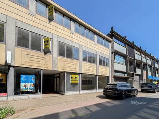 Ontdek dit uitzonderlijke handelspand, <strong>STRATEGISCHE </strong>gelegen in het <strong>CENTRUM </strong>van Oudenaarde – een toplocatie met <strong>MAXIMALE ZICHTBAARHEID en VLOTTE BEREIKBAARHEID.</strong><br /><br />Met maar liefst <strong>vier bouwlagen biedt dit RUIME en MULTIFUNCTIONELE gebouw</strong> talloze mogelijkheden voor <u><strong>commerciële doeleinden, kantoren, winkel of een combinatie van beide. </strong></u>Elk verdiep beschikt over eigen voorzieningen en kan afzonderlijk worden verhuurd, wat dit pand bijzonder flexibel maakt voor investeerders of ondernemers met uiteenlopende noden.<br /><br />Dankzij de centrale ligging en de grote raampartijen geniet u van een <strong>UITSTEKENDE VISIBILITEIT</strong>, wat bijdraagt aan een <strong>professionele uitstraling en verhoogde klantenstroom.</strong><br /><br /><strong>TROEVEN: </strong><br />- Centraal gelegen in Oudenaarde<br />- Grote zichtbaarheid langs een drukke doorgangsweg<br /><u><strong>- Vier bouwlagen – ELK VERDIEP AFZONDERLIJK VERHUURBAAR !</strong></u><br />- Geschikt voor handel, kantoor of gemengd gebruik<br />- Veelzijdige indeling en multifunctioneel inzetbaar<br />Een unieke opportuniteit voor wie op zoek is naar een commercieel pand met ruimte, uitstraling en mogelijkheden.<br /><br /><strong>Adres:</strong> Beverestraat 11 - 13, 9700 Oudenaarde <br /><em><strong>Onmiddellijk beschikbaar ! </strong></em><br />Huurprijs: €3000/ maand <br />EPC: X UC: 15489078