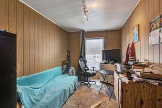 <p>Pour plus d'informations ou pour une visite, appelez le 053 59 49 31 - Cette maison mitoyenne semi-ouverte, à rénover, bénéficie d'un emplacement central à Erpe-Mere. Grâce aux liaisons faciles vers Alost, Gand et Bruxelles, à la proximité de la gare d’Erpe-Mere et à la bretelle d’accès à l’E40, vous bénéficiez ici d’une excellente accessibilité. En entrant dans la maison, vous accédez à l’agréable pièce à vivre, qui donne sur la salle à manger. Au rez-de-chaussée se trouvent également la cuisine et la salle de bains. Au premier étage, vous trouverez une chambre ainsi qu’un espace de rangement supplémentaire. De plus, la maison dispose d’une pièce polyvalente offrant de nombreuses possibilités. Après rénovation, celle-ci pourra être aménagée en deuxième chambre, en bureau ou en salle de loisirs, ce qui pourrait apporter une plus-value importante à la propriété. Le grenier offre également des possibilités de rangement supplémentaires. À l'extérieur, la maison dispose d'une cour agréable avec un espace de rangement pratique pour les vélos, les cyclomoteurs et divers équipements. Le petit portillon à l'arrière vous offre en outre un accès pratique à la cour, ce qui vous permet d'entrer facilement à vélo par l'arrière de la maison. Idéal pour les bricoleurs, les jeunes couples ou les investisseurs à la recherche d'une maison abordable et pleine de potentiel. Emplacement idéal - Potentiel de plus-value </p>