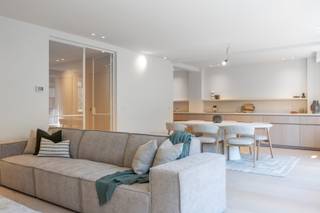 <p>VOLLEDIG VERNIEUWD APPARTEMENT VAN 130 M² MET 3 SLAAPKAMERS IN HET CENTRUM VAN OOSTENDE<br />In de residentie Sirmione, gelegen in de rustige Kaaistraat, bevindt zich dit volledig vernieuwde appartement van 130 m². Dankzij de centrale ligging bevinden winkels, restaurants, de jachthaven, het station en de zeedijk zich op wandelafstand.<br />De ruime inkomhal met ingemaakte kasten geeft toegang tot de woonkamer. Een stijlvolle metalen deur vormt een elegante scheiding tussen de inkomhal en de leefruimte. De grote raampartijen zorgen voor een aangename lichtinval. Aansluitend bevindt zich de luxueus ingerichte open keuken, afgewerkt met oog voor detail.<br />Verder beschikt het appartement over drie ruime slaapkamers, telkens voorzien van ingemaakte kasten. Vanuit de slaapkamers is er toegang tot het balkon. Daarnaast zijn er een stijlvol afgewerkte badkamer, een praktische berging en een afzonderlijk toilet.<br />Een privatieve kelder biedt extra bergruimte. In de buurt bestaat de mogelijkheid om een garage of parkeerplaats te huren.<br />Door de recente renovatie, de kwalitatieve afwerking, de praktische indeling en de centrale ligging is dit appartement een uitstekende keuze als vaste woonst, tweede verblijf of investering.</p>

<ul>
	<li>Oppervlakte: 130 m²</li>
	<li>Luxueuze afwerking</li>
	<li>Veel ingemaakte kasten</li>
	<li>Privatieve kelder</li>
	<li>KI: € 1.192</li>
	<li>Mogelijkheid tot huren van een parkeerplaats in de buurt</li>
	<li>EPC: 179 kWh/m²</li>
</ul>