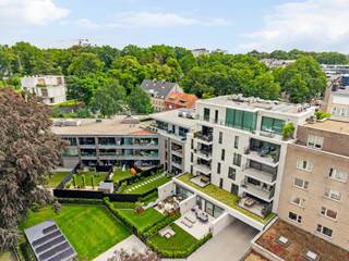 Bent u op zoek naar een stijlvol, energiezuinig en volledig instapklaar appartement in het centrum van Genk? Dan is dit prachtige appartement in het recente project Pura Vida, gelegen aan de Winterslagstraat 75 te Genk, precies wat u zoekt.<br /><br />Met een bruikbare oppervlakte van 94 m² (bron EPC) biedt dit appartement een comfortabele en aangename indeling, afgewerkt met kwalitatieve materialen en oog voor detail. Dankzij de uitstekende ligging bevindt u zich op wandelafstand van winkels, horeca, openbaar vervoer en alle voorzieningen die het stadscentrum te bieden heeft.<br /><br />Indeling<br />Ruime en lichtrijke leefruimte<br />Moderne, volledig afgewerkte keuken<br />2 slaapkamers<br />Praktische berging/wasplaats<br />Hedendaagse badkamer<br />Aangenaam terras waar u in alle rust kunt genieten +- 12m²<br /><br />Extra troeven<br /><br />Recent appartement – volledig instapklaar<br />Energiezuinig wonen met een EPC-score van slechts 34 kWh/m²/jaar<br />Privatieve kelderberging inbegrepen<br />Hoogwaardige afwerking en moderne uitstraling<br />Centrale ligging in Genk<br />Ideaal als eigen woonst of als investering<br /><br />Een ondergrondse autostaanplaats is beschikbaar en dient mee aangekocht te worden voor<br /> € 25.000 meerprijs.<br /><br />Dit appartement combineert wooncomfort, energiezuinigheid en een toplocatie in een aantrekkelijk geheel. Een unieke kans voor wie zonder zorgen wil verhuizen naar een recente en perfect afgewerkte woonst.