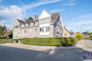 De liggingDit appartement situeert zich op de eerste verdieping van een kleinschalig appartementsgebouw, op een zonnige hoek met veel lichtinval. De...